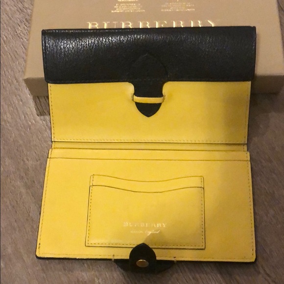 Authentic Burberry three fold long wallet - Picture 4 of 6